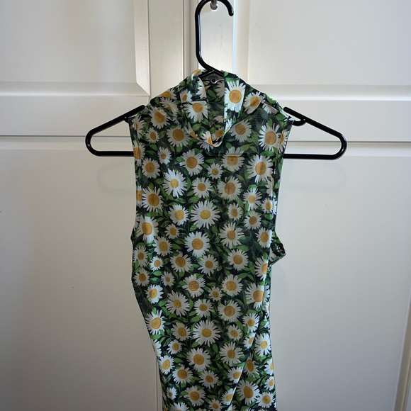 A vibrant pattern makes a dramatic statement on a scrunch-neck mesh top by AFRM - Picture 3 of 4